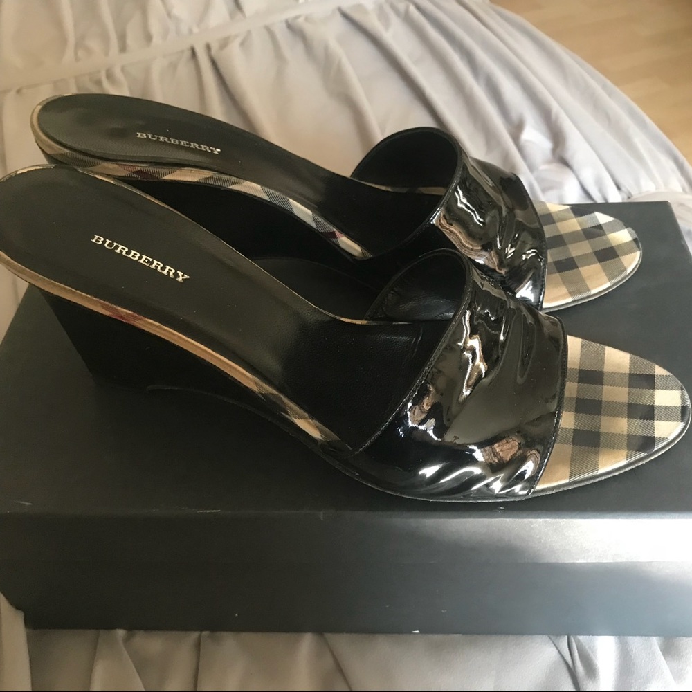 Burberry patent leather sandals ❤️🖤💛