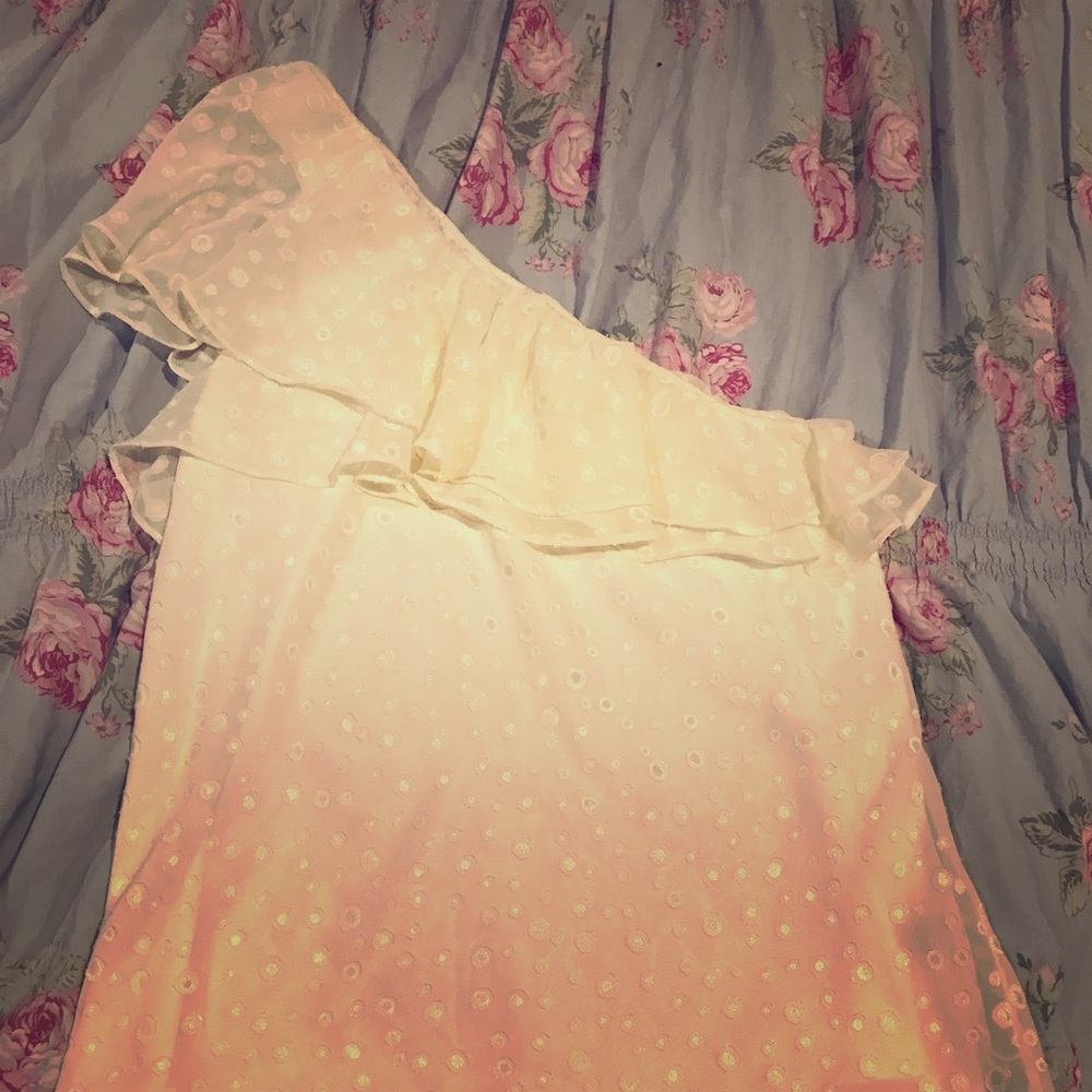 One shoulder the limited cream ruffle top med dots