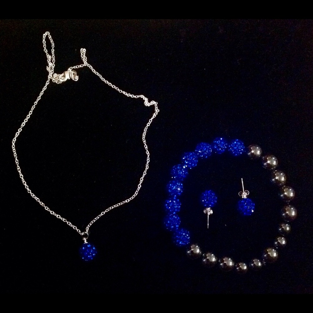 Bracelet, necklace and earrings set. New