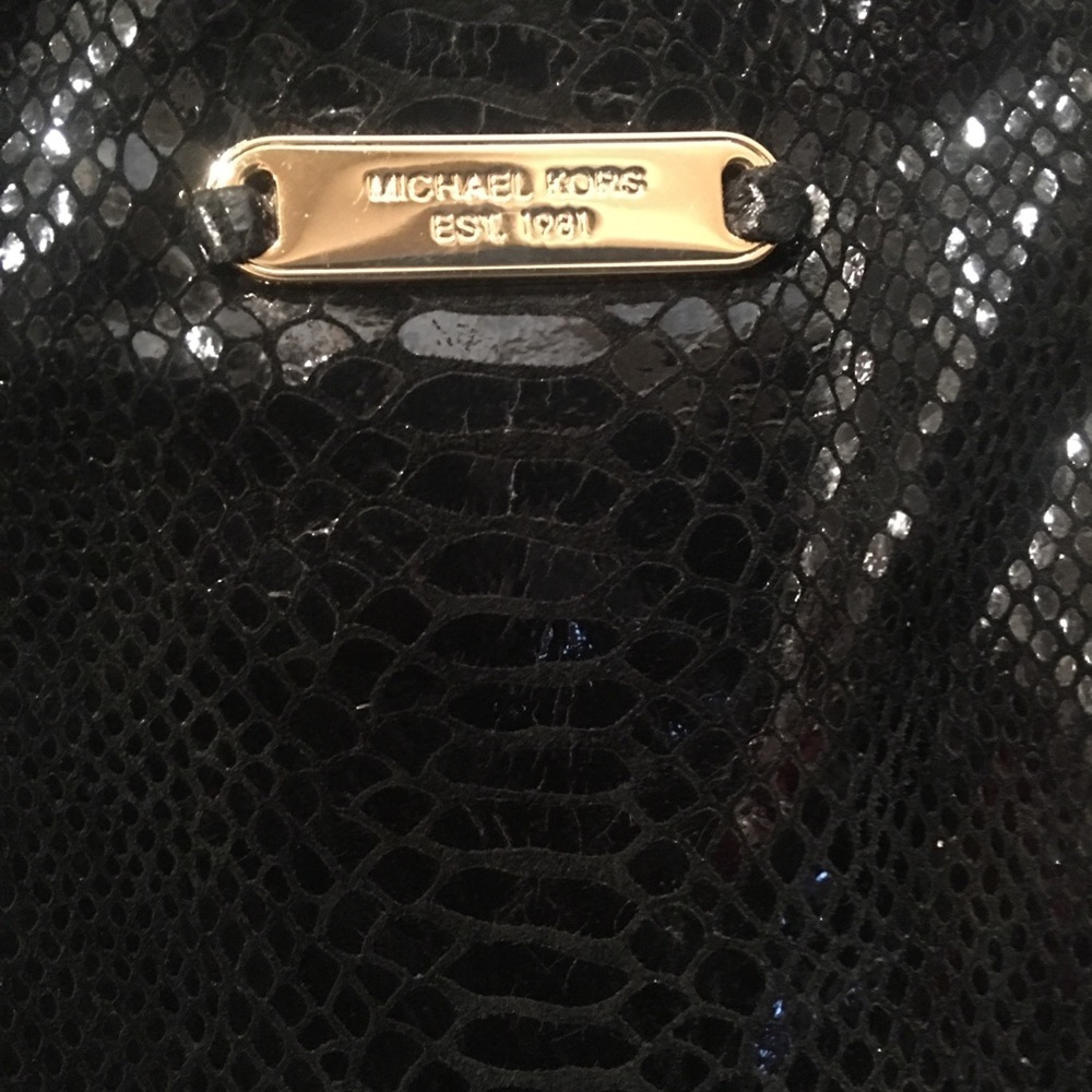 HOT SALE! MICHAEL KORS Python ID Chain Hobo - Picture 2 of 7