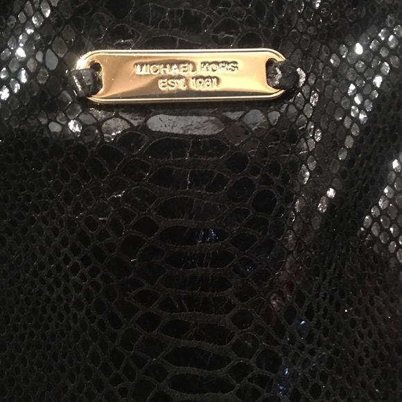 HOT SALE! MICHAEL KORS Python ID Chain Hobo - Picture 2 of 7