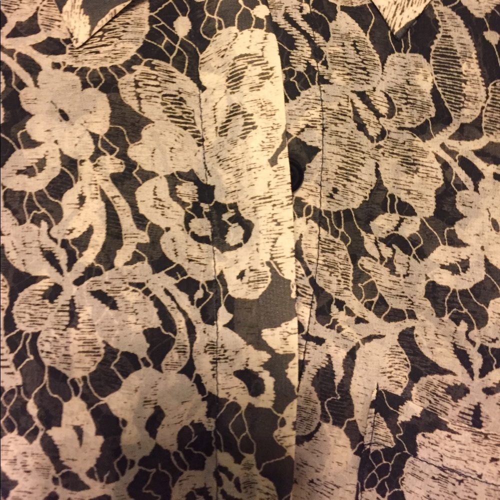 Button up blouse - Picture 3 of 3