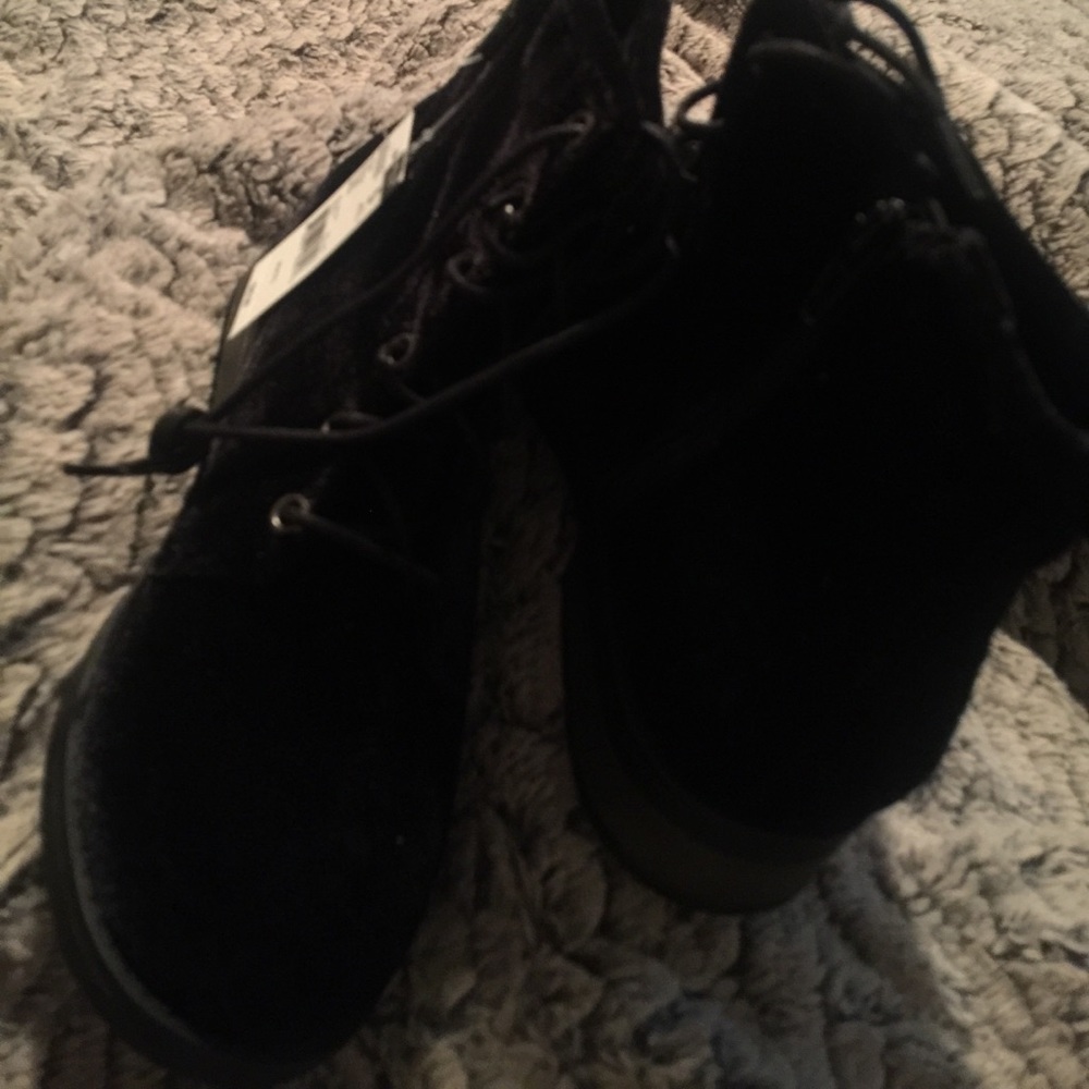 Girls black velvet-like boots