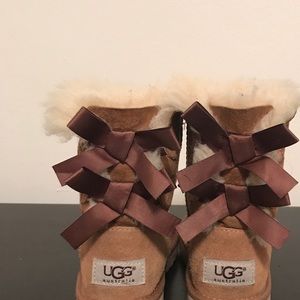 Toddler camel bows Authentic Uggs