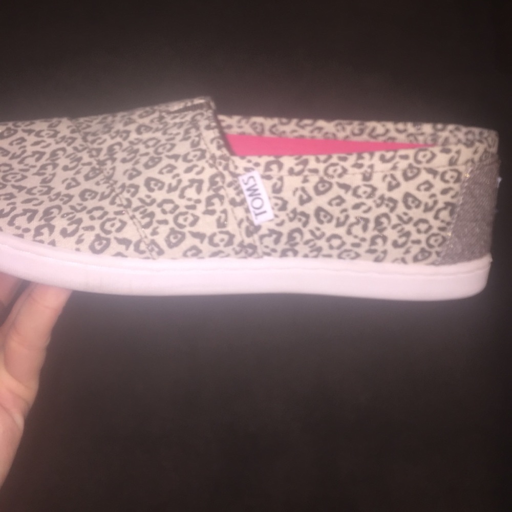 Toms - Picture 2 of 8
