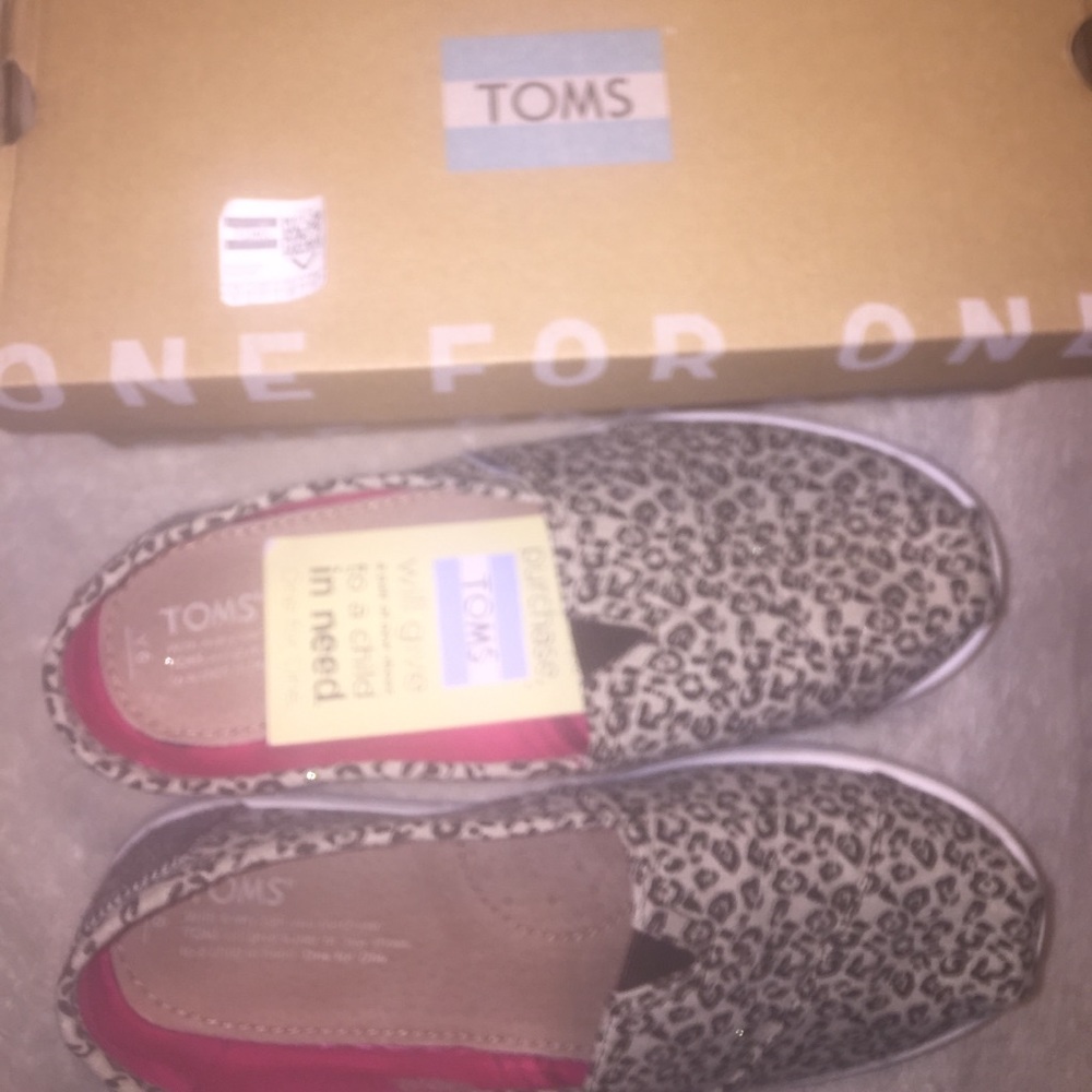 Toms - Picture 3 of 8