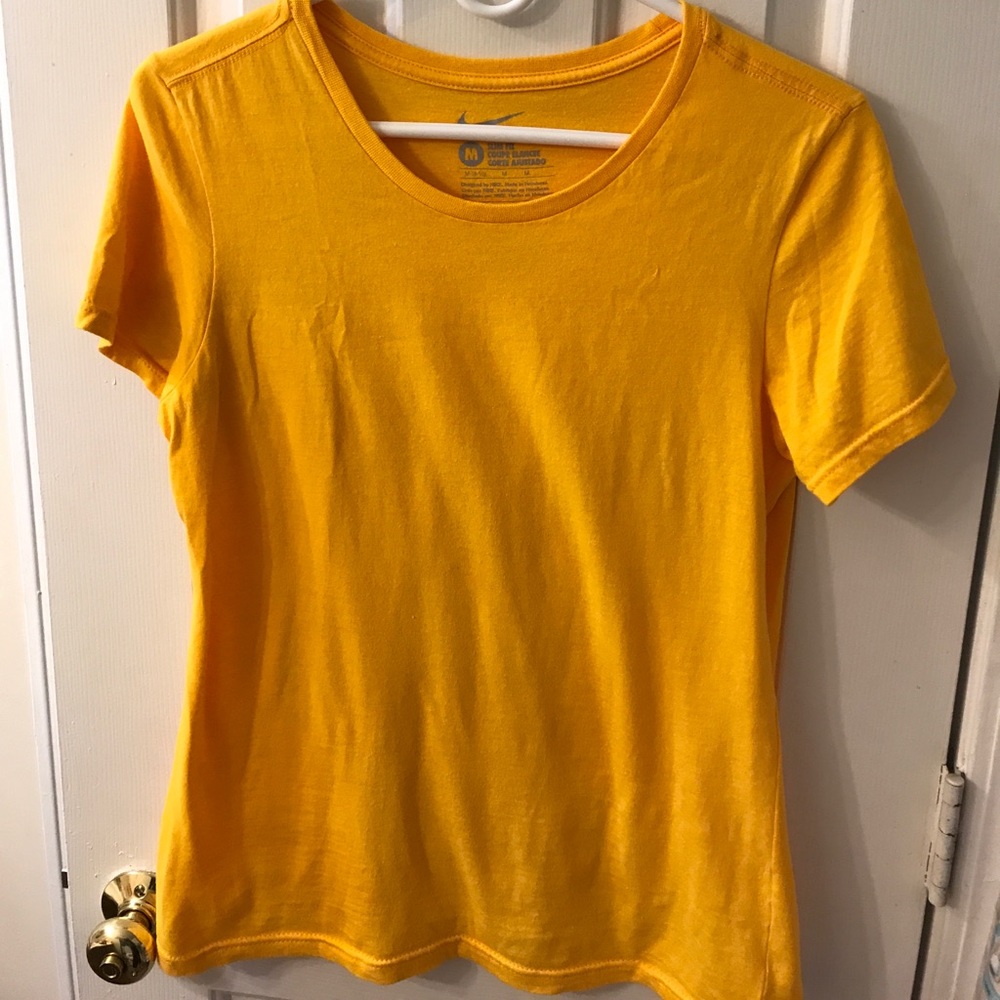 Med Nike slim fit tee, EUC
