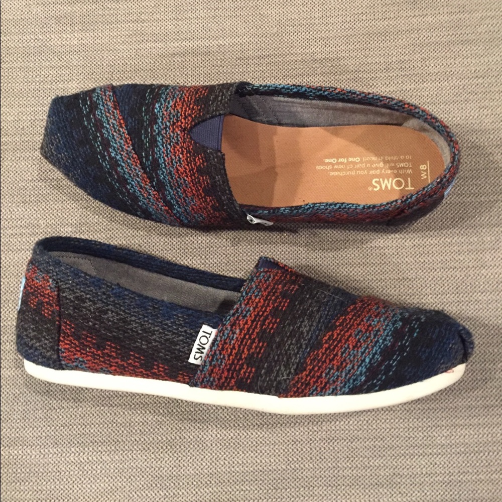 Barely worn Toms classic slip on Size 8