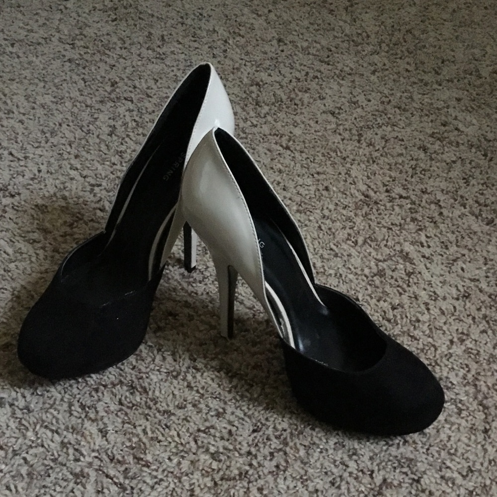Nude and black pumps 🖤