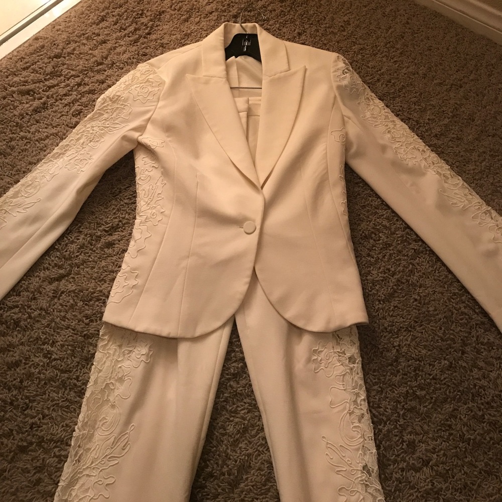 Off white Cachè lace pant suit👌🏽