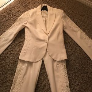 Off white Cachè lace pant suit👌🏽