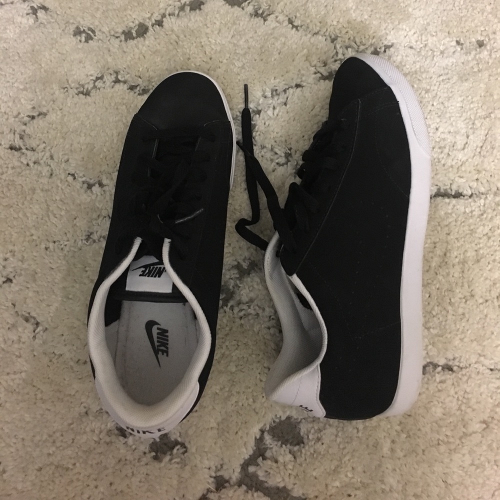 Black NIKE Sneaks! Size 8 like new