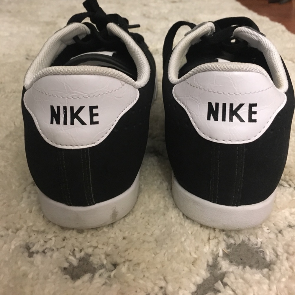 Black NIKE Sneaks! Size 8 like new - Picture 2 of 4