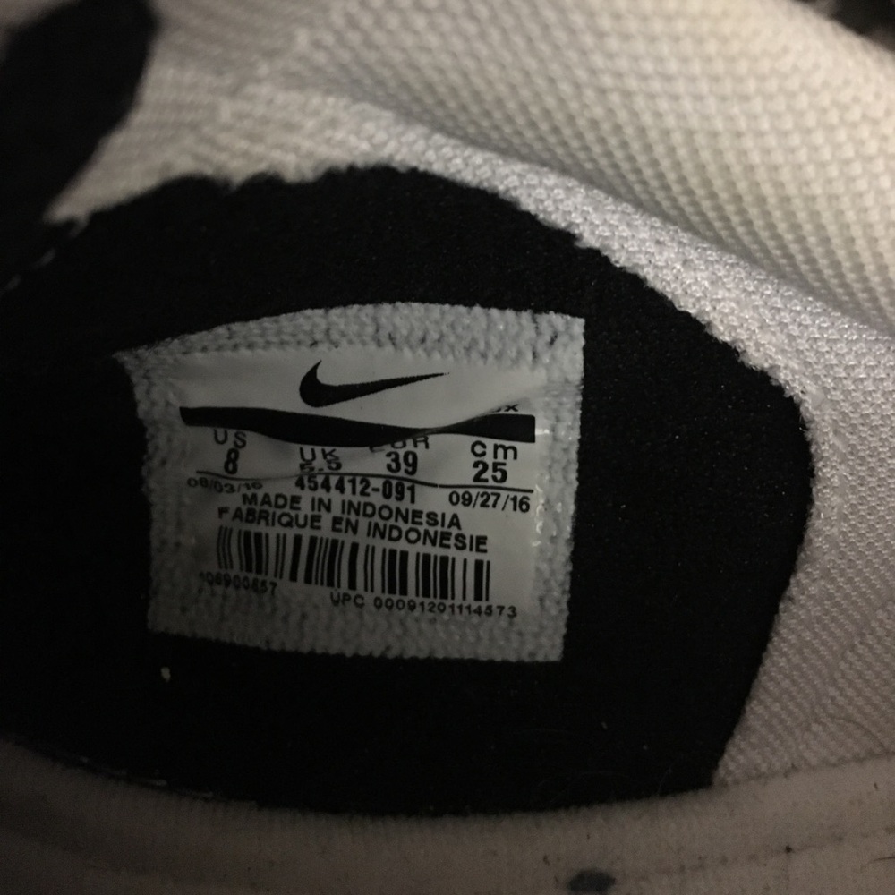 Black NIKE Sneaks! Size 8 like new - Picture 3 of 4