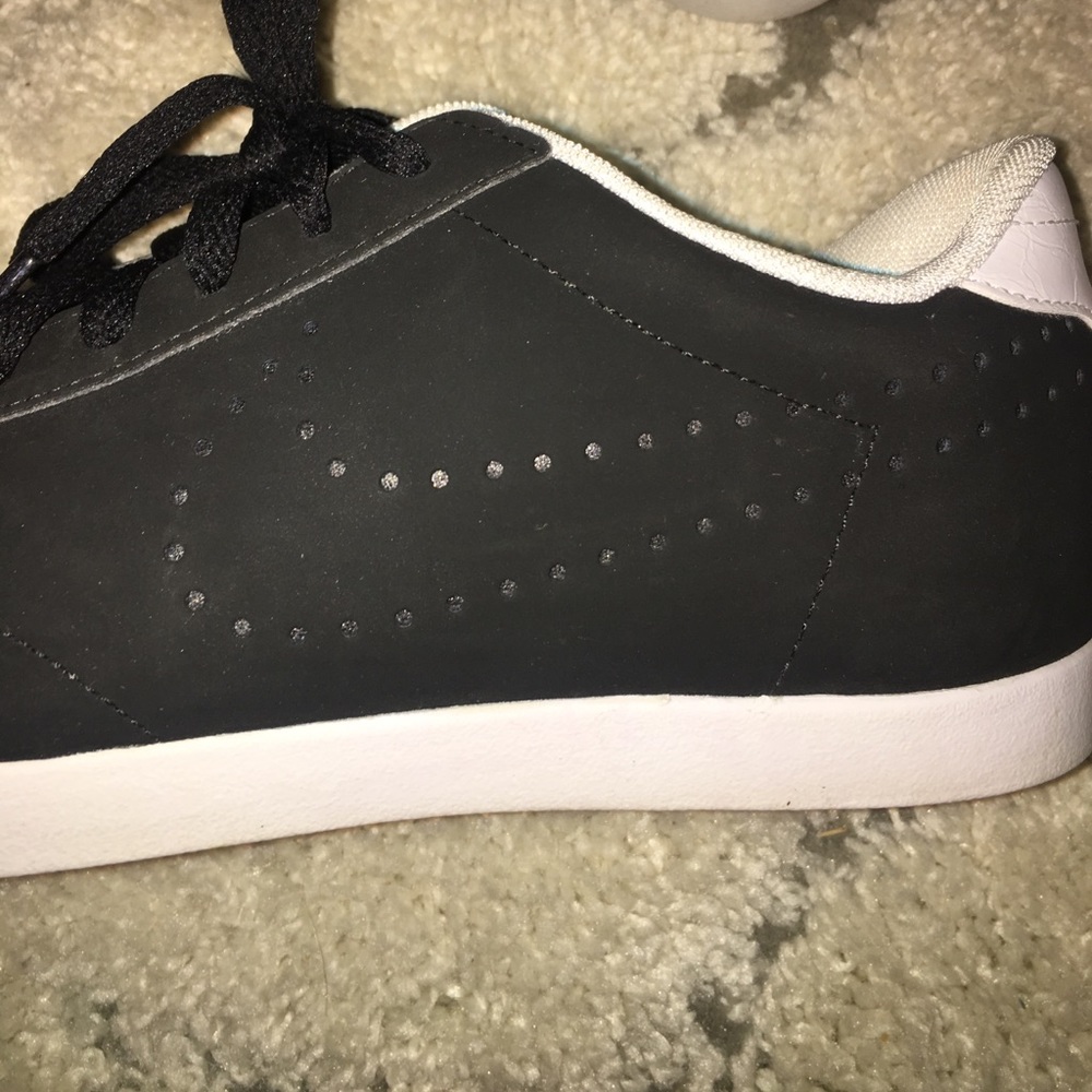 Black NIKE Sneaks! Size 8 like new - Picture 4 of 4