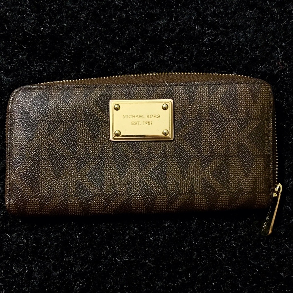 (AUTHENTIC) FAST Shipping BEST OFFER‼️