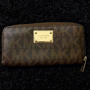 (AUTHENTIC) FAST Shipping BEST OFFER‼️