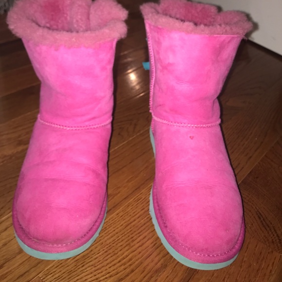 Pink uggs with blue bows - Picture 4 of 7