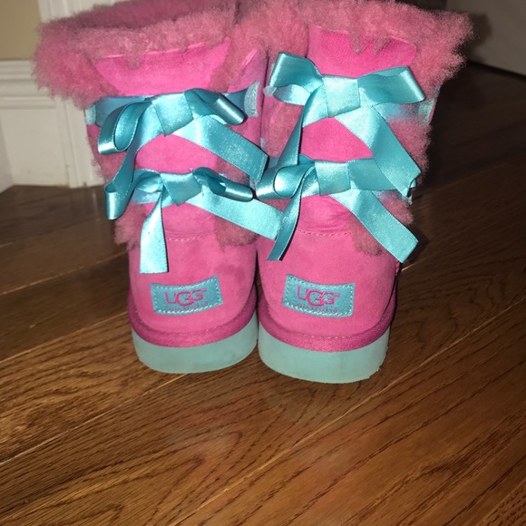 Pink uggs with blue bows - Picture 5 of 7