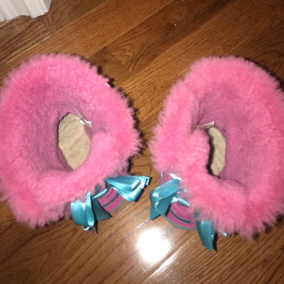 Pink uggs with blue bows - Picture 6 of 7
