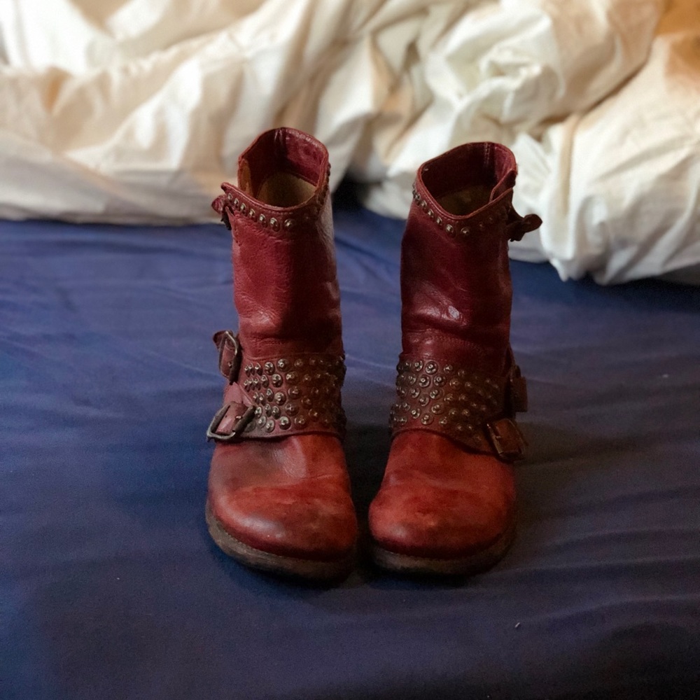 Frye Women's Jenna Studded Short Boot - Burnt Red