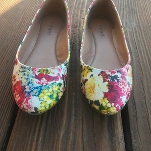 Nine West flats with beautiful flower pattern