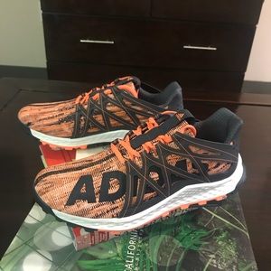 ADIDAS NWOT WOMANS SIZE 9 RUNNING/WALKING SHOE