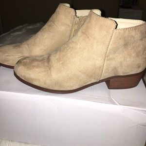 Size 6, tan ankle booties 💛💛
