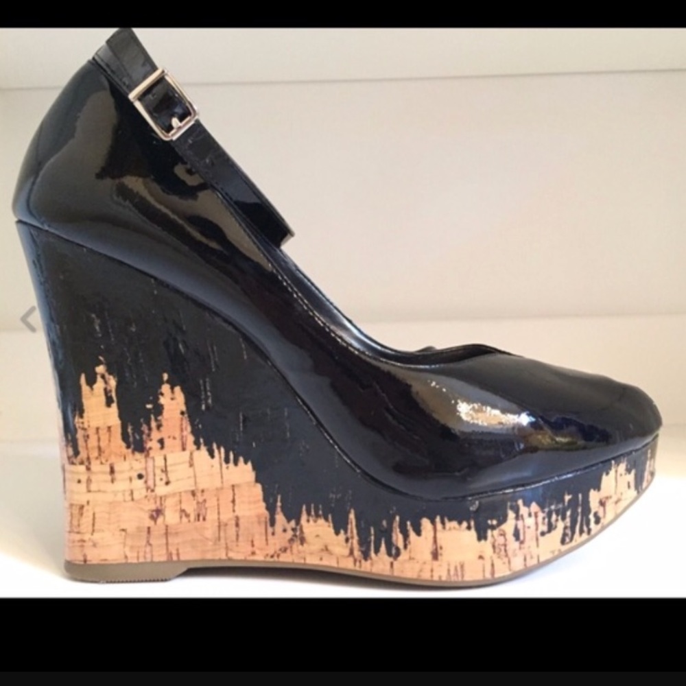BCBG SZ 10 Wet Paint Wedges