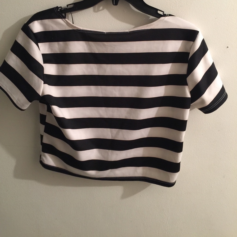 Stylish black and white crop top - Picture 2 of 4