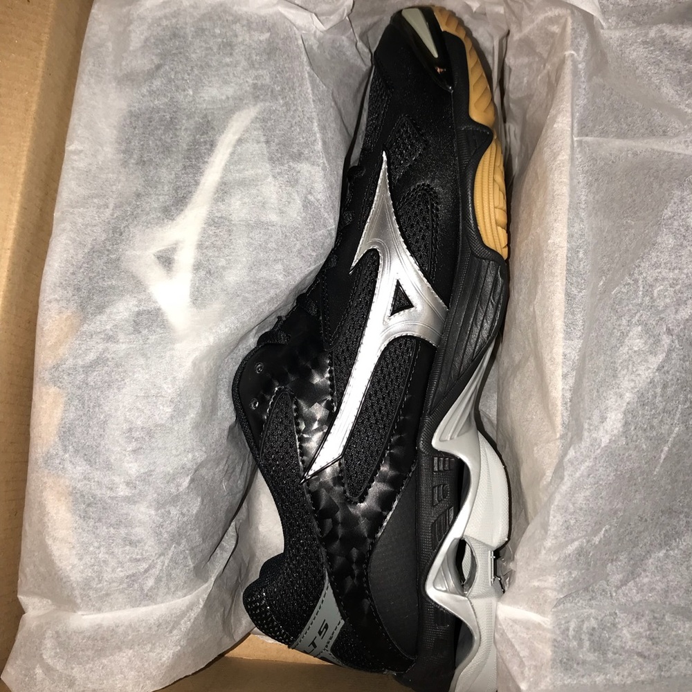 NWOT Mizuno Wave Bolt 5