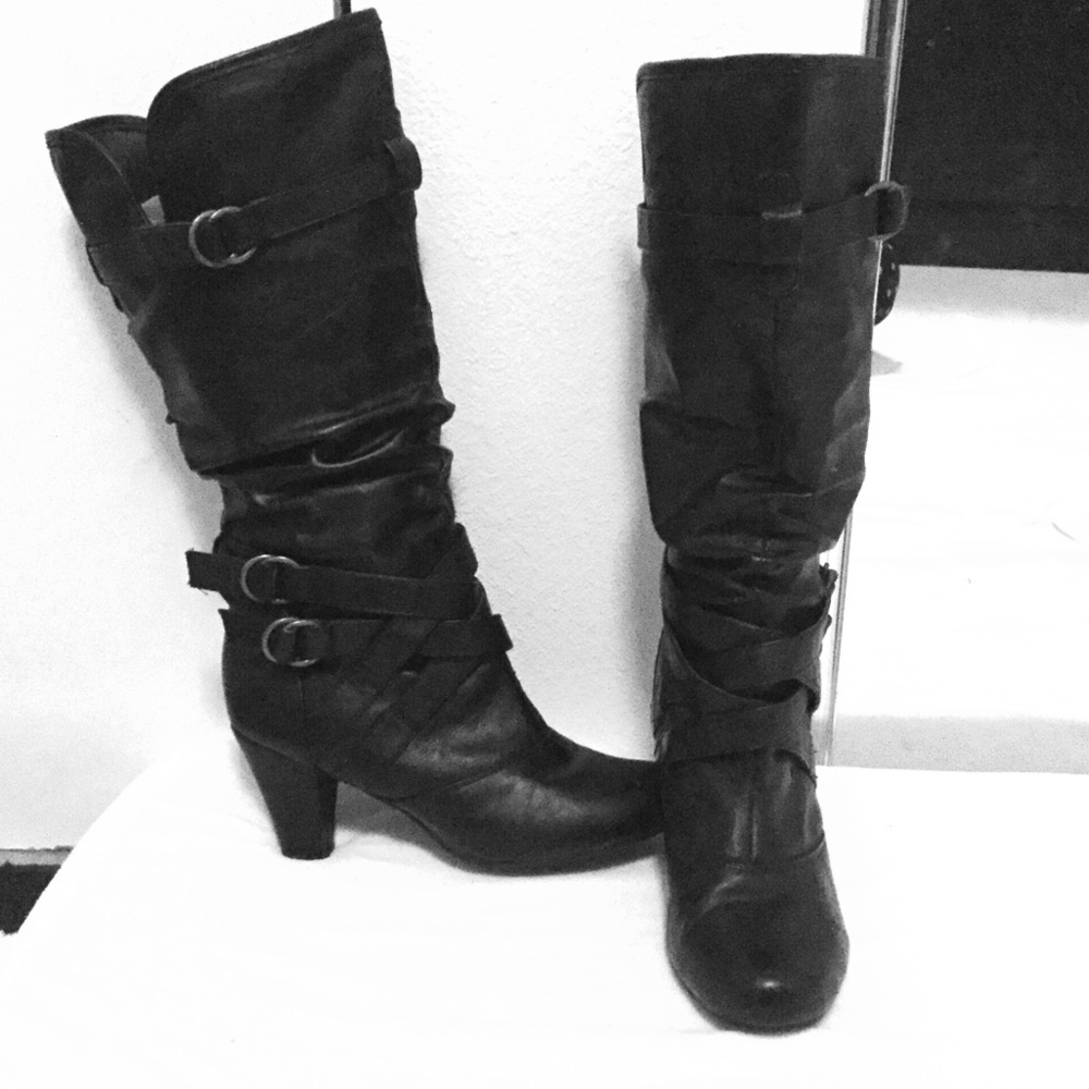 Black winter boots