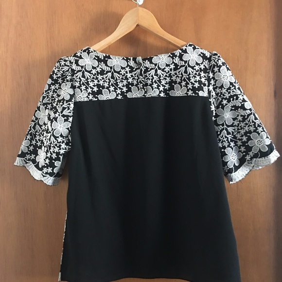 Everleigh Daisy Embroidered Blouse - Picture 3 of 3