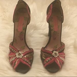 Never worn! Pretty details