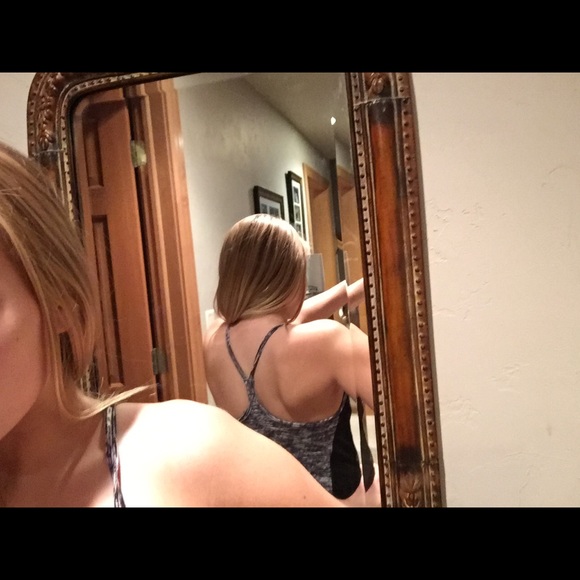 Workout top that is comfy with removable boob pads - Picture 2 of 3