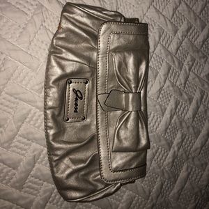 Guess clutch