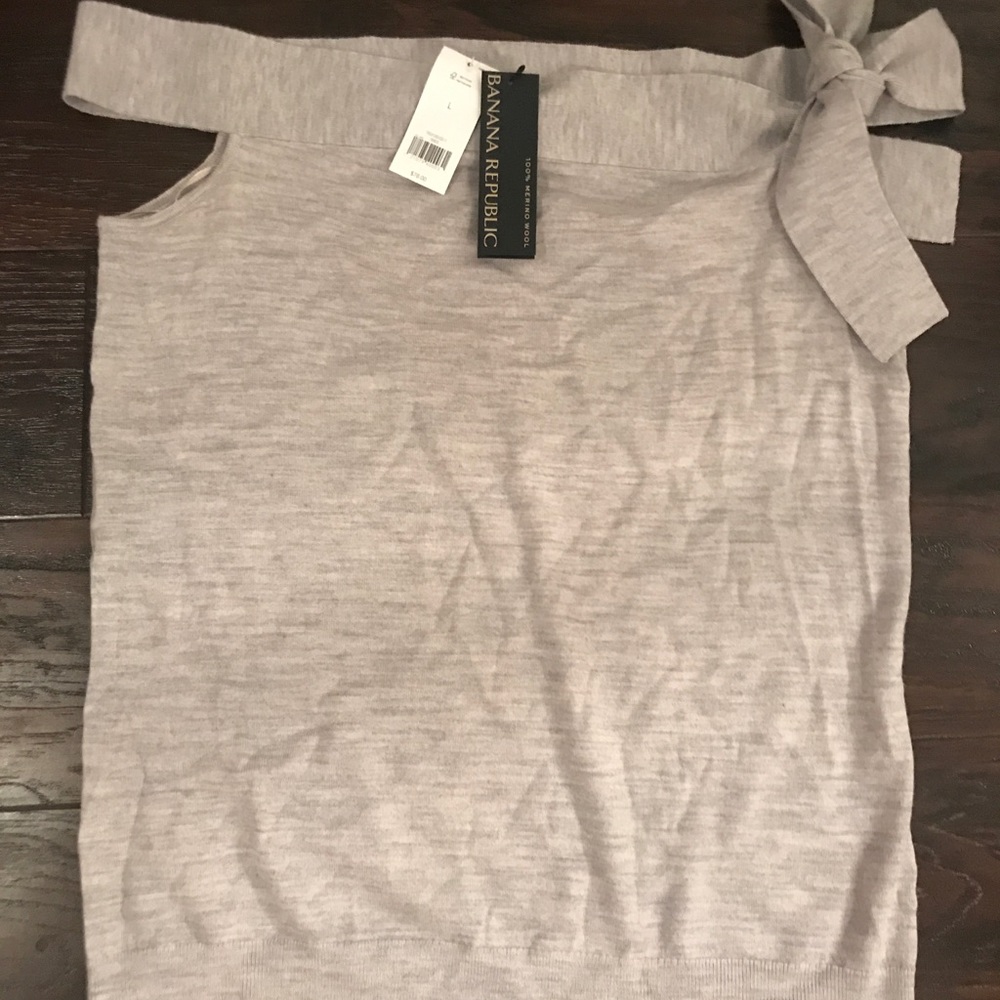 🎉Final price drop🎉 NWT off the shoulder BR shirt