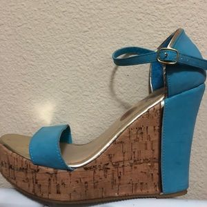 Wedged sandal size 8