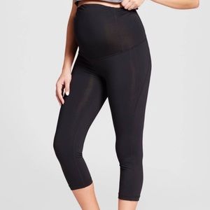 Ingrid & Isabel Maternity Athletic Capris- M