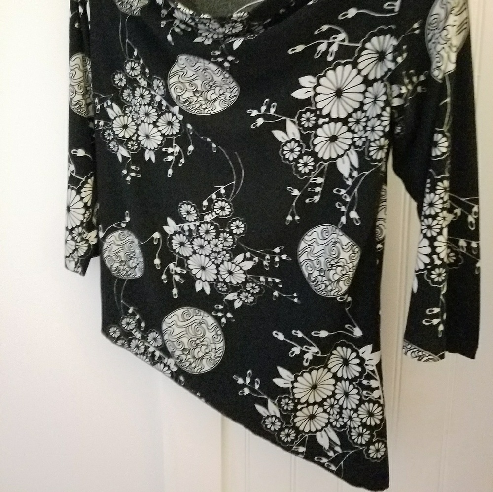 Asymmetrical Asian pattern blouse. - Picture 3 of 4