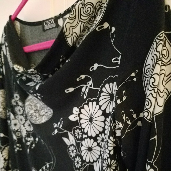 Asymmetrical Asian pattern blouse. - Picture 2 of 4