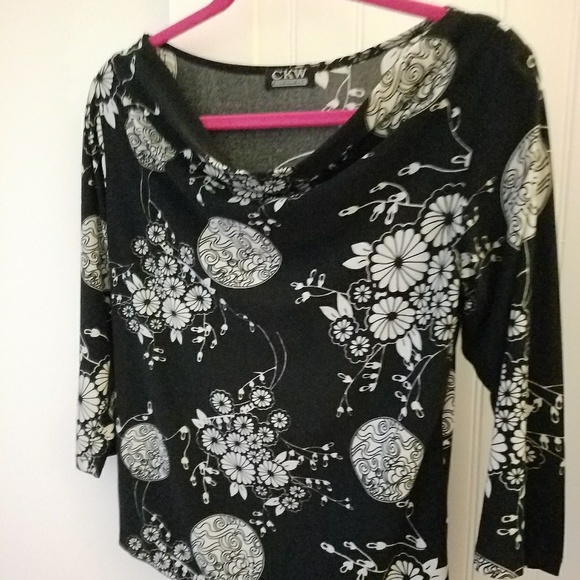 Asymmetrical Asian pattern blouse. - Picture 4 of 4