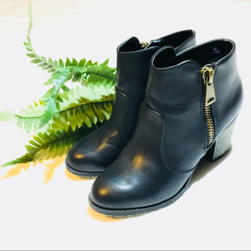 🌿 HP 🌿 BAMBOO black side zip chunky heel booties