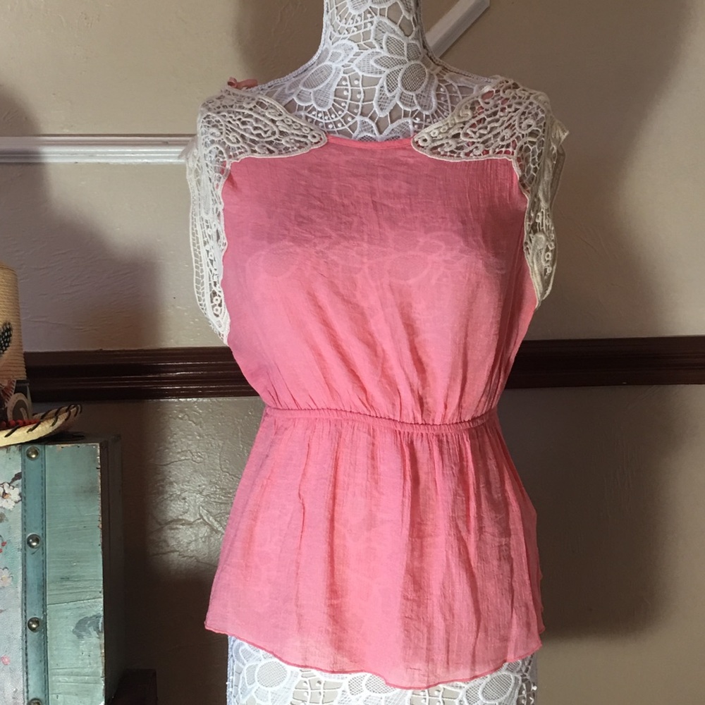 ⭐️NWT⭐️ Beautiful Lace Sleeve Top (#24)