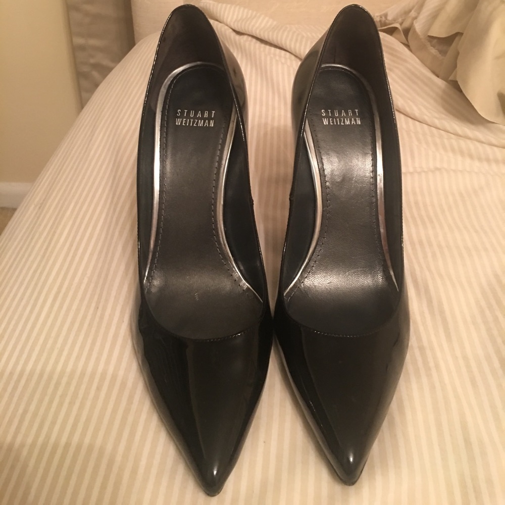 Black pumps