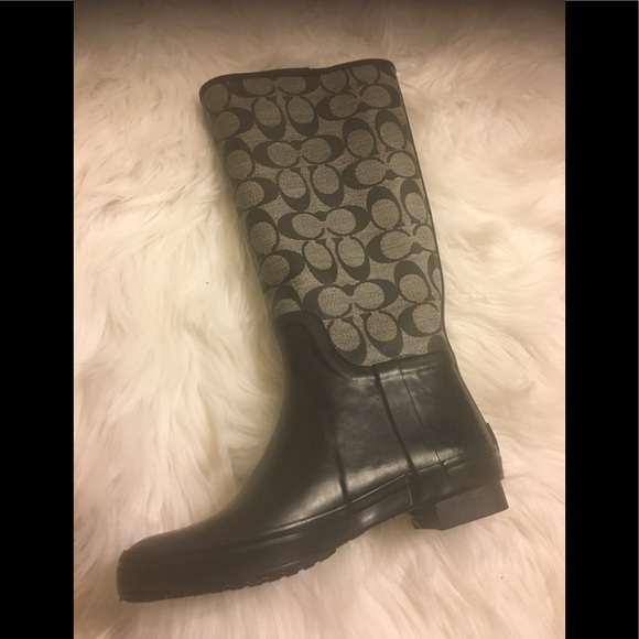 Coach - Picture 4 of 4