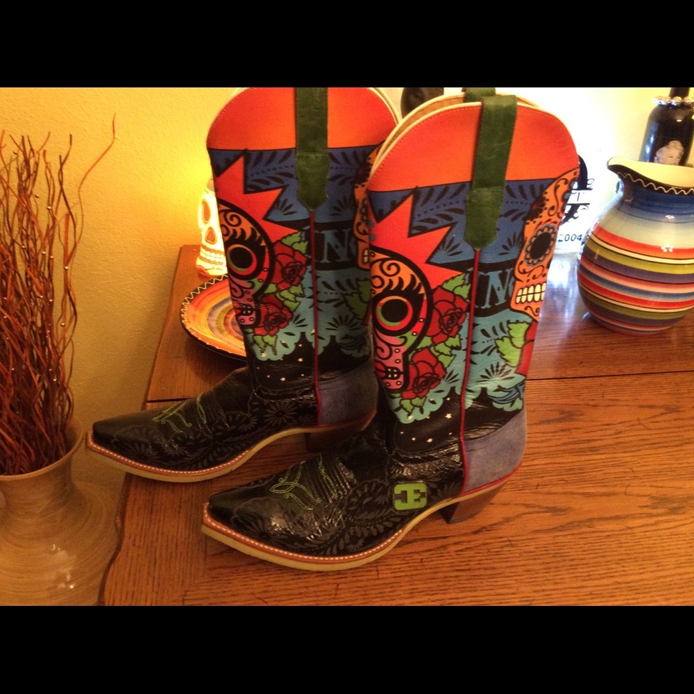 Women’s cowboy boots size 8