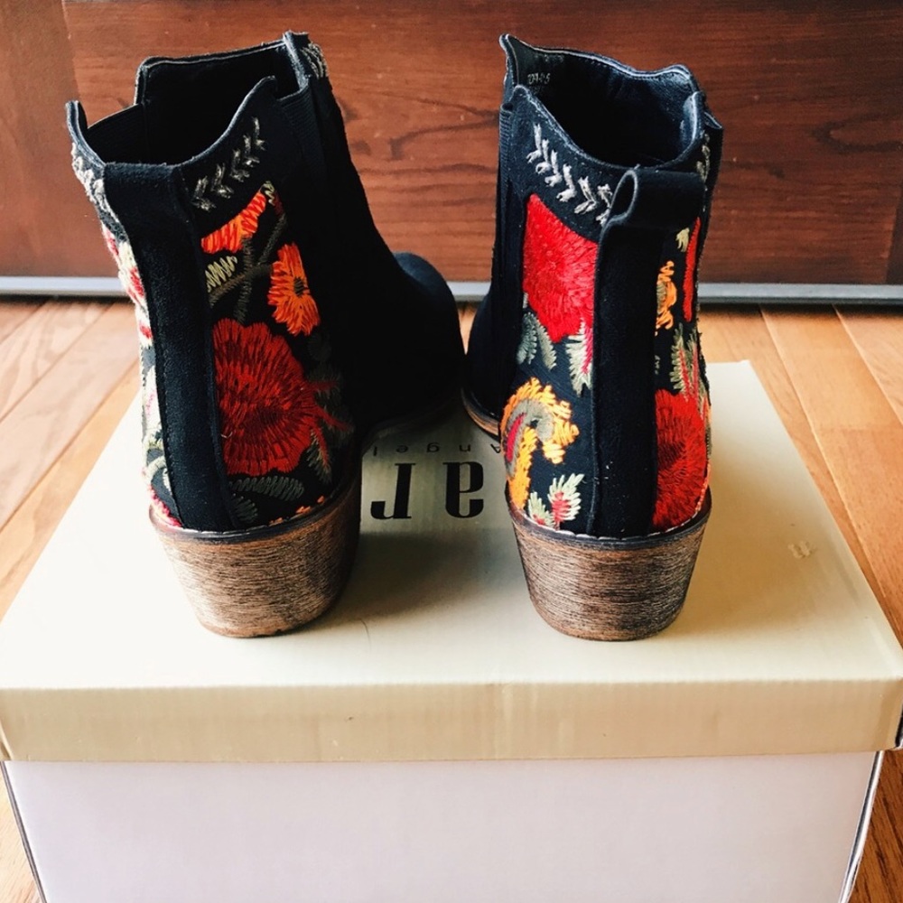 🆕Embroidered Black Bootie - Picture 2 of 4