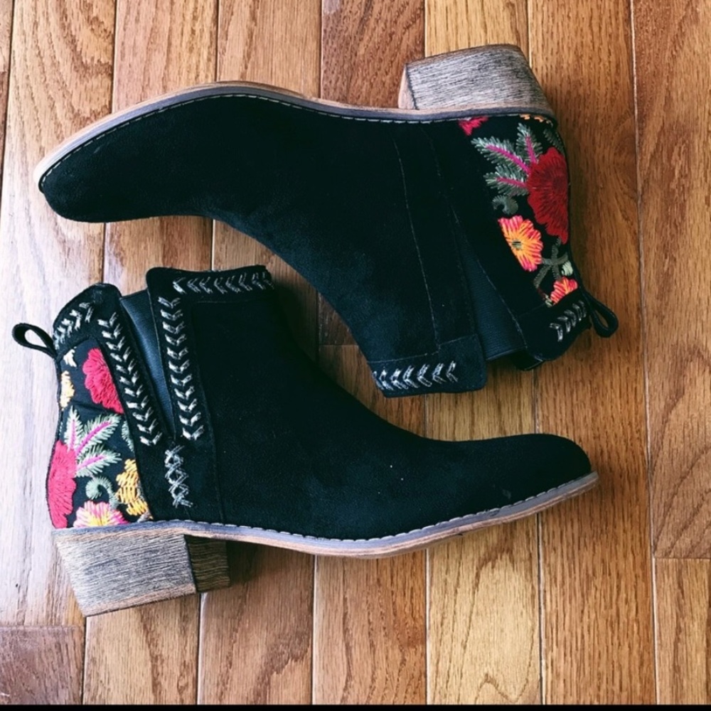 🆕Embroidered Black Bootie - Picture 3 of 4