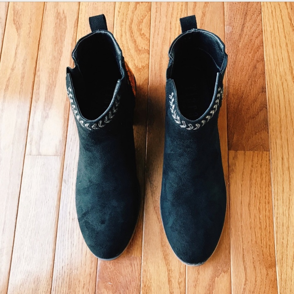 🆕Embroidered Black Bootie - Picture 4 of 4